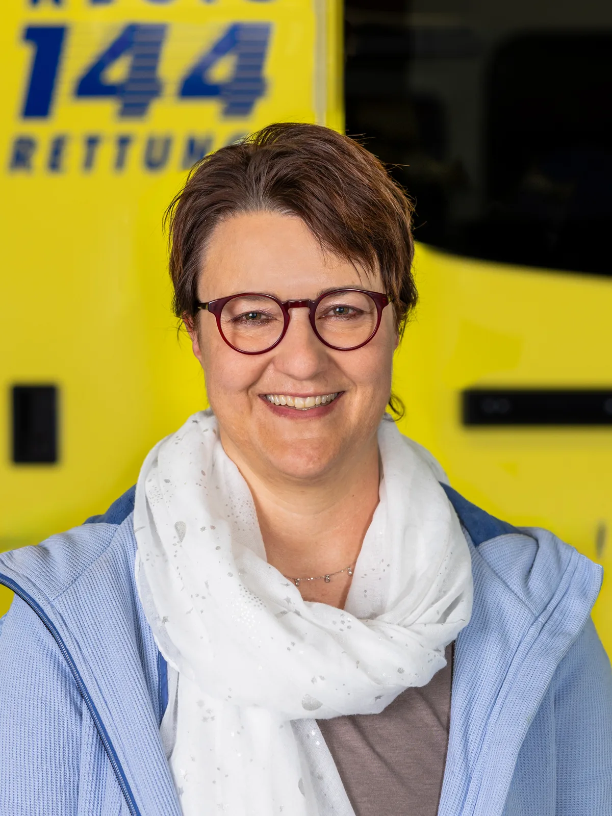 Chantal Breitenstein, das neue Regio-144-Verwaltungsratsmitglied. Auf dem Bild zu sehen ist Chantal Breitenstein vor einem Fahrzeug der Regio 144.